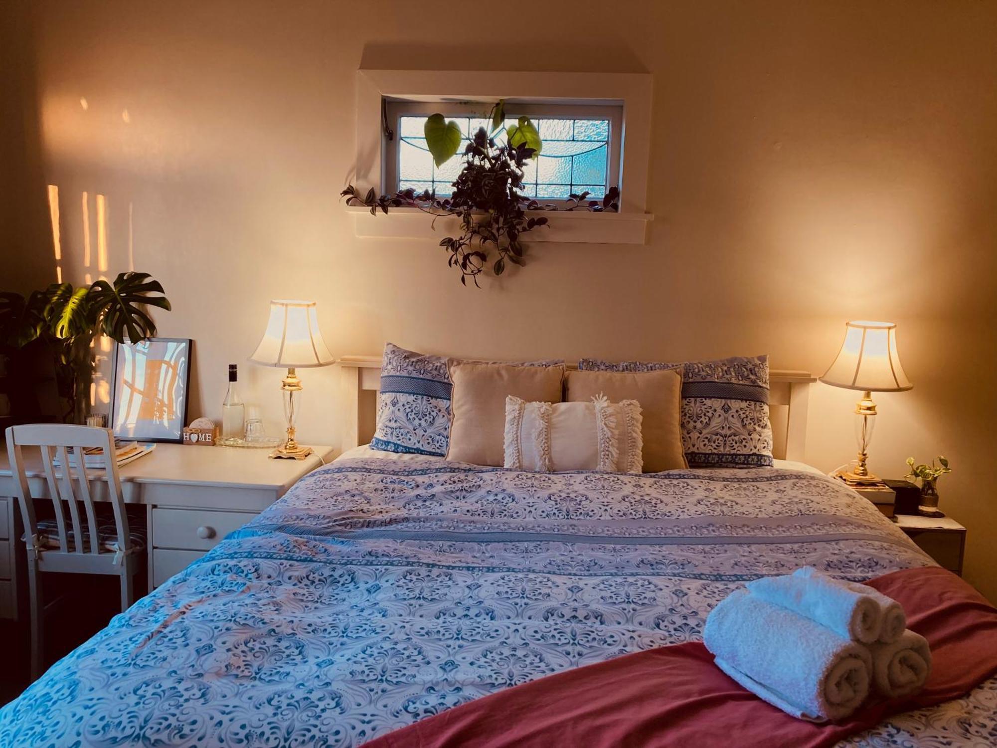 Spacious And Sunny Master Bedroom With Shared Bathrooms Auckland Kültér fotó