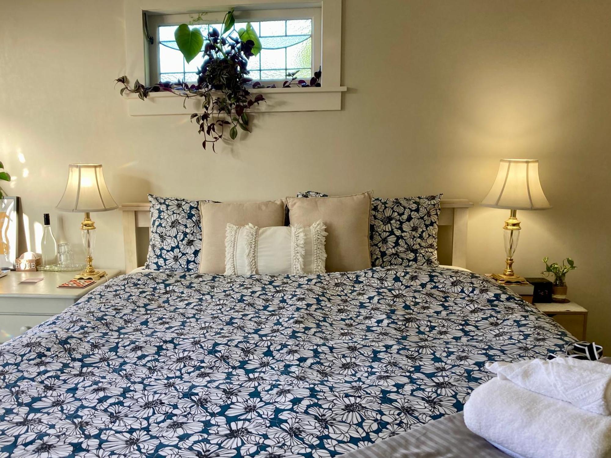 Spacious And Sunny Master Bedroom With Shared Bathrooms Auckland Kültér fotó