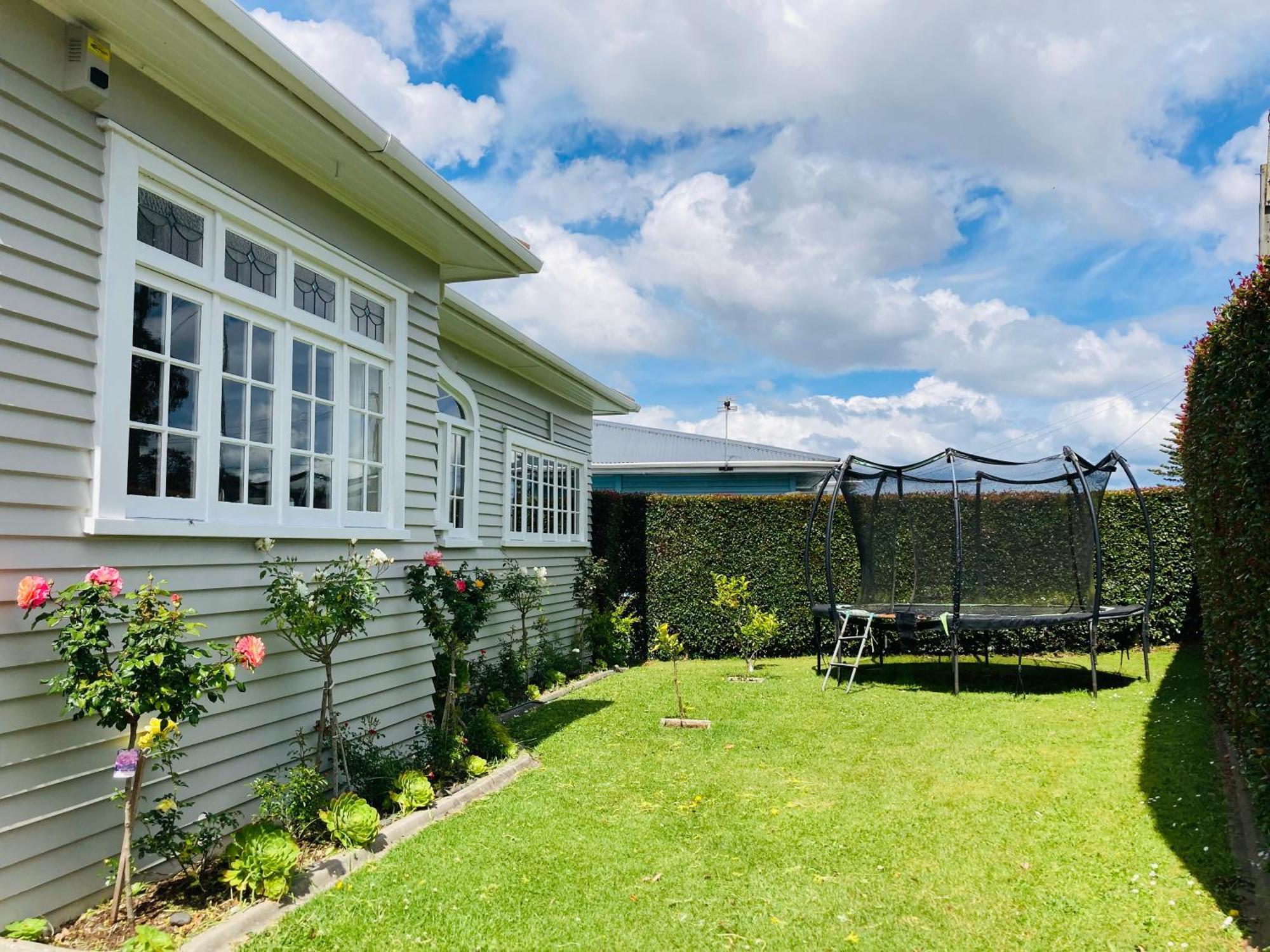Spacious And Sunny Master Bedroom With Shared Bathrooms Auckland Kültér fotó